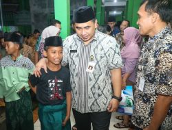 Taj Yasin Sambangi Pengungsi Banjir Kudus, Serap Keluhan hingga Salurkan Bantuan