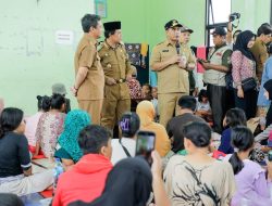 Banjir di Kabupaten Pekalongan Berangsur Surut, Wagub Taj Yasin Evakuasi Dua Lansia