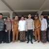 Gubernur Ahmad Luthfi Jadi “Fotografer” di Pengungsian, Abadikan Momen Wapres Gibran dan Warga