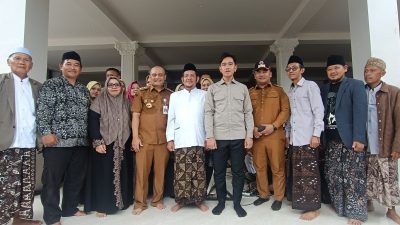 Gubernur Ahmad Luthfi Jadi “Fotografer” di Pengungsian, Abadikan Momen Wapres Gibran dan Warga