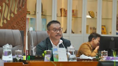 TUTURPEDIA - Anggota Komisi IX DPR RI Fraksi PDI Perjuangan, Edy Wuryanto Desak Mensos Revisi SK: “Jangan Sampai Rakyat Kehilangan Akses Berobat.”