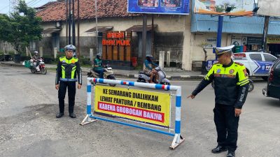TUTURPEDIA - Jalan Semarang–Grobogan Putus, Satlantas Polres Blora Alihkan Kendaraan Berat ke Jalur Pantura
