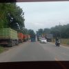 Antara Roda Ekonomi dan Keselamatan Warga! Truk Tambang Kepung Ngampel, Jalananan Sempit, Debu Mengepul, Licin Saat Hujan