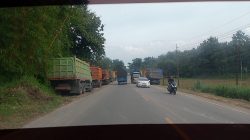 Antara Roda Ekonomi dan Keselamatan Warga! Truk Tambang Kepung Ngampel, Jalananan Sempit, Debu Mengepul, Licin Saat Hujan 4 TUTURPEDIA - Antara Roda Ekonomi dan Keselamatan Warga! Truk Tambang Kepung Ngampel, Jalananan Sempit, Debu Mengepul, Licin Saat Hujan