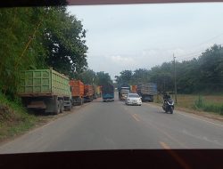 Antara Roda Ekonomi dan Keselamatan Warga! Truk Tambang Kepung Ngampel, Jalananan Sempit, Debu Mengepul, Licin Saat Hujan