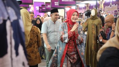 Wagub Taj Yasin Apresiasi Antusiasme Isteri Bupati/Walikota Tampil di D'Modifest 2026 11 TUTURPEDIA - Wagub Taj Yasin Apresiasi Antusiasme Isteri Bupati/Walikota Tampil di D'Modifest 2026