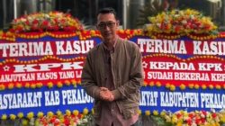 TUTURPEDIA - KPK Dibanjiri Karangan Bunga Usai OTT Bupati Pekalongan, Rakyat: "Anda Penyelamat Kami!"