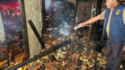 TUTURPEDIA - Polisi dan Warga Bersatu! Puing Kebakaran Pasar Darurat Ngawen Dibersihkan, Kerugian Tembus Rp2,2 Miliar