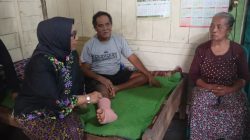 TUTURPEDIA - Wabup Blora Sri Setyorini Turun Langsung Bantu Biaya Pengobatan Warga Kedungtuban