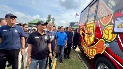 TUTURPEDIA - Bus Manchester United Ikut Mudik Gratis Jateng, Ahmad Luthfi: Jangan-jangan Mudiknya ke Inggris?