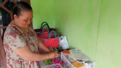 TUTURPEDIA - Kisah Bu In, "Srikandi Bunga" dari Gedongsari yang Panen Berkah Lebaran 2026