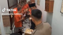 Lebaran di Balik Jeruji: Momen Hangat Kapolres Blora AKBP Wawan Andi Susanto Beserta Jajaran Ajak Tahanan Makan Bersama 5 TUTURPEDIA - Lebaran di Balik Jeruji: Momen Hangat Kapolres Blora AKBP Wawan Andi Susanto Beserta Jajaran Ajak Tahanan Makan Bersama