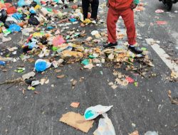 Respon Laporan Masyarakat, DLH Kota Semarang Minta Maaf dan Sigap Bersihkan Tumpahan Sampah