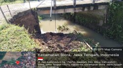 Ancaman Longsor Intai Pemukiman di Kauman Blora, Warga: "Tolong Segera Diperbaiki Sebelum Jembatan Putus!" 7 TUTURPEDIA - Ancaman Longsor Intai Pemukiman di Kauman Blora, Warga: "Tolong Segera Diperbaiki Sebelum Jembatan Putus!"