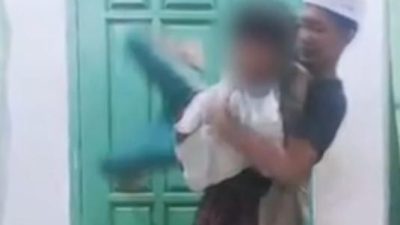 Syok! Hanya Karena Mobil Lecet, Oknum Guru Ngaji di Probolinggo Tega Banting Santri Berusia 9 Tahun! 22 TUTURPEDIA - Syok! Hanya Karena Mobil Lecet, Oknum Guru Ngaji di Probolinggo Tega Banting Santri Berusia 9 Tahun!