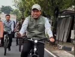 Dikira Warga Biasa, Bupati Kudus Diklakson Saat Gowes ke Kantor!