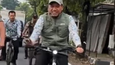 TUTURPEDIA - Dikira Warga Biasa, Bupati Kudus Diklakson Saat Gowes ke Kantor!