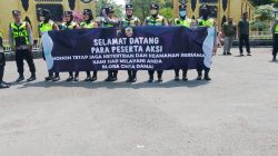 TUTURPEDIA - Sapa Pendemo dengan Senyum, Polwan Cantik Polres Blora Hadirkan Kesejukan di Tengah Aksi