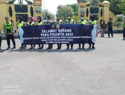 Sapa Pendemo dengan Senyum, Polwan Cantik Polres Blora Hadirkan Kesejukan di Tengah Aksi