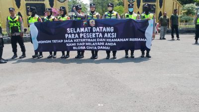 TUTURPEDIA - Sapa Pendemo dengan Senyum, Polwan Cantik Polres Blora Hadirkan Kesejukan di Tengah Aksi