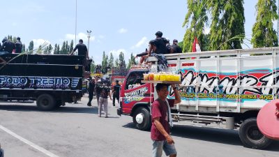 TUTURPEDIA - Berkah Pedagang Asongan: Aksi Demo di Alun-Alun Blora Bawa Rezeki Nomplok