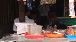 Miris! Asyik Nongkrong Sambil Merokok di Warung, Pelajar di Randublatung Terekam Kamera Saat Jam Sekolah 4 TUTURPEDIA - Miris! Asyik Nongkrong Sambil Merokok di Warung, Pelajar di Randublatung Terekam Kamera Saat Jam Sekolah