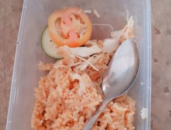 Nasi Goreng Basi Beredar di SPPG Manggir, Wali Murid Murka: “Ini Program Gizi atau Sekadar Jualan?”