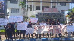 TUTURPEDIA - “Makan Gratis, Guru Menangis!” Ratusan Massa Kepung DPRD Ponorogo, Kritik Program MBG yang Dinilai Hamburkan Uang Negara
