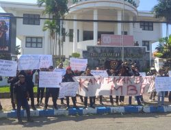 “Makan Gratis, Guru Menangis!” Ratusan Massa Kepung DPRD Ponorogo, Kritik Program MBG yang Dinilai Hamburkan Uang Negara