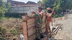 TUTURPEDIA - Kemanunggalan TNI-Rakyat Kuatkan Pembangunan Jembatan Garuda di Desa Jati