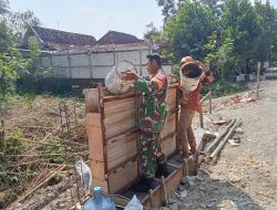 Kemanunggalan TNI-Rakyat Kuatkan Pembangunan Jembatan Garuda di Desa Jati