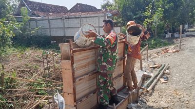 Kemanunggalan TNI-Rakyat Kuatkan Pembangunan Jembatan Garuda di Desa Jati