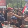 Setetes Kebaikan di Tengah Aksi: Dagangan Anak Kecil Diborong Polisi, Suasana Demo Mendadak Jadi Luluh