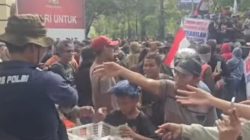 Setetes Kebaikan di Tengah Aksi: Dagangan Anak Kecil Diborong Polisi, Suasana Demo Mendadak Jadi Luluh 4 TUTURPEDIA - Setetes Kebaikan di Tengah Aksi: Dagangan Anak Kecil Diborong Polisi, Suasana Demo Mendadak Jadi Luluh