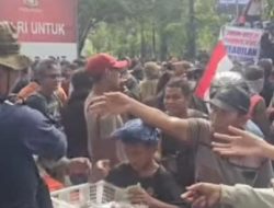 Setetes Kebaikan di Tengah Aksi: Dagangan Anak Kecil Diborong Polisi, Suasana Demo Mendadak Jadi Luluh