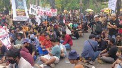 Kepung Polresta Pati! Massa Gabungan Bersatu dengan AMPB Tuntut Kapolresta Mundur! 3 TUTURPEDIA - Kepung Polresta Pati! Massa Gabungan Bersatu dengan AMPB Tuntut Kapolresta Mundur!