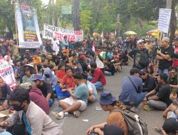 Kepung Polresta Pati! Massa Gabungan Bersatu dengan AMPB Tuntut Kapolresta Mundur!