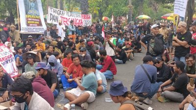 Kepung Polresta Pati! Massa Gabungan Bersatu dengan AMPB Tuntut Kapolresta Mundur! 9 TUTURPEDIA - Kepung Polresta Pati! Massa Gabungan Bersatu dengan AMPB Tuntut Kapolresta Mundur!