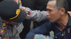Kehebatan Personil Polres Pati, Luluhkan pendemo Dengan Pendekatan Kekeluargaan dan Berswafoto 3 TUTURPEDIA - Kehebatan Personil Polres Pati, Luluhkan pendemo Dengan Pendekatan Kekeluargaan dan Berswafoto
