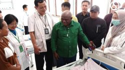 Kunjungi Korban Keracunan MBG! Menteri HAM Natalius Pigai: Kalau Sembuh Nanti Harus Kembali ke Sekolah, Biar Jadi Menteri Seperti Saya! 5 TUTURPEDIA - Kunjungi Korban Keracunan MBG! Menteri HAM Natalius Pigai: Kalau Sembuh Nanti Harus Kembali ke Sekolah, Biar Jadi Menteri Seperti Saya!