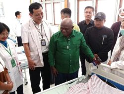Kunjungi Korban Keracunan MBG! Menteri HAM Natalius Pigai: Kalau Sembuh Nanti Harus Kembali ke Sekolah, Biar Jadi Menteri Seperti Saya!