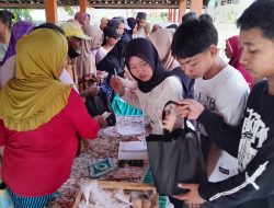 Lintas Komunitas, Mahasiswa serta Karang Taruna Desa Kediren Bersatu Bersihkan Lingkungan dan Bantu Warga Kecil