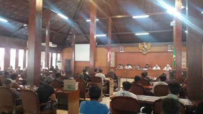 Blora Selatan Menggugat! Gedung DPRD Jadi Medan ‘Adu Gagasan’ Panas Lawan Pertamina 17 TUTURPEDIA - Blora Selatan Menggugat! Gedung DPRD Jadi Medan ‘Adu Gagasan’ Panas Lawan Pertamina