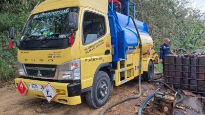 Pengiriman Perdana Minyak Mataram Connection Nusantara ke Pertamina MOS Menggung Disambut Antusias Warga Soko 15 TUTURPEDIA - Pengiriman Perdana Minyak Mataram Connection Nusantara ke Pertamina MOS Menggung Disambut Antusias Warga Soko