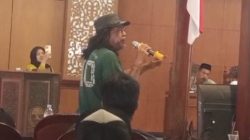 FBS Seruduk Gedung DPRD Blora! Exi Wijaya Nyanyikan Lagu Sakral ‘Wek Wek’ 4 TUTURPEDIA - FBS Seruduk Gedung DPRD Blora! Exi Wijaya Nyanyikan Lagu Sakral ‘Wek Wek’