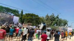 Aksi Tumpahkan Tebu! Tagih Janji Bulog di Depan PG GMM 8 TUTURPEDIA - Aksi Tumpahkan Tebu! Tagih Janji Bulog di Depan PG GMM