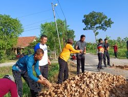 Sinergi Tanpa Batas! Forkopimcam Jepon Bersama Warga Geneng Bahu-Membahu Uruk Jalan Kemloko Berbekal 4 Rit Grosok