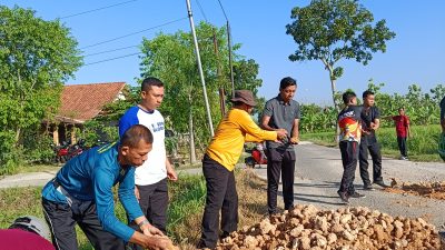 Sinergi Tanpa Batas! Forkopimcam Jepon Bersama Warga Geneng Bahu-Membahu Uruk Jalan Kemloko Berbekal 4 Rit Grosok