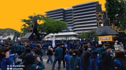 TUTURPEDIA - Meski Tertahan Barikade Aparat, Ribuan Massa Tetap Padati Bundaran HI dan Bawa 5 Tuntutan Keras untuk Pemerintah