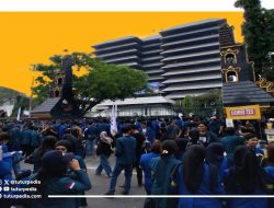 Meski Tertahan Barikade Aparat, Ribuan Massa Tetap Padati Bundaran HI dan Bawa 5 Tuntutan Keras untuk Pemerintah